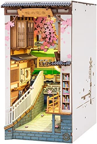 ROBOTIME Sakura Densya Book Nook Kit, Casa Libros de Madera, DIY Bookshelf Insert, Bookend con Luces LED, Hogar, Decoración de Estantería
